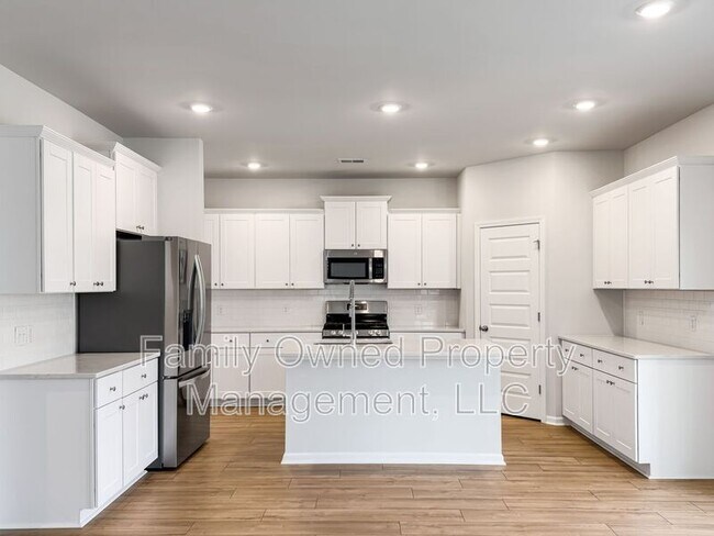 Building Photo - 2048 Longhorn Ln