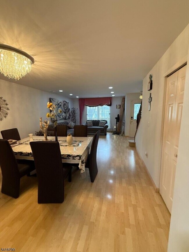 Building Photo - 195 Matlook Pl