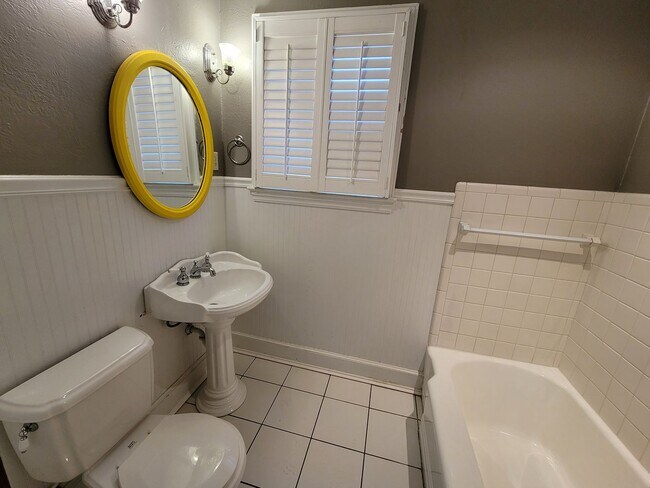 Building Photo - 6014 College Dr