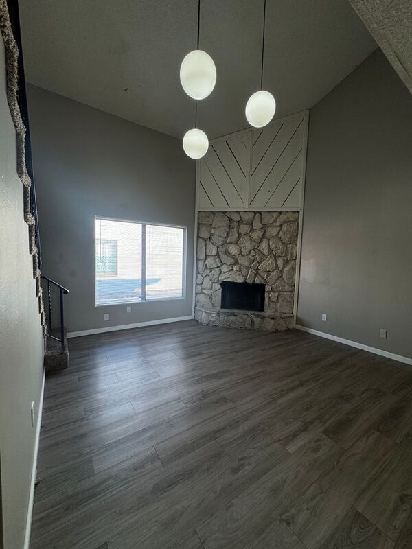 Building Photo - 1232 E Guinevere St