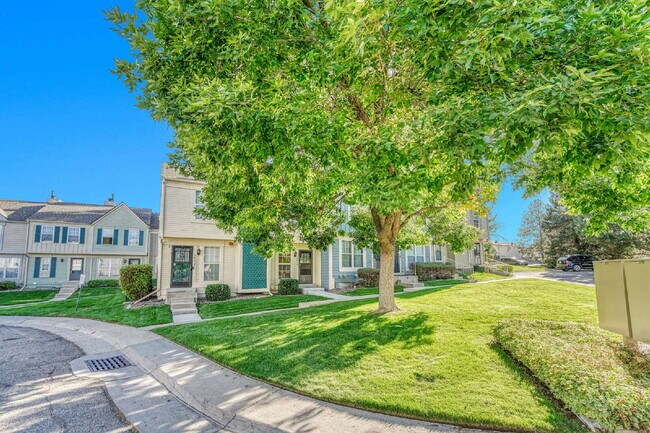 Building Photo - $1,495 - 2 Bed 1 Bath Townhome in Aurora w...