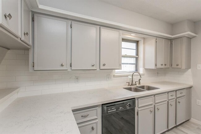 Building Photo - Beautifully renovated 4 bedroom home in a great subdivision