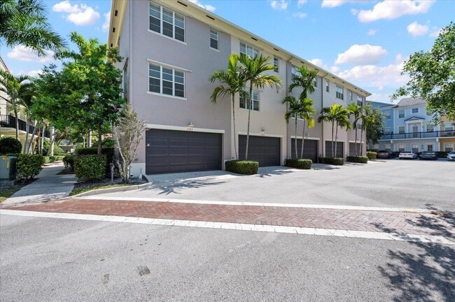 Building Photo - 131 Greenwich Cir