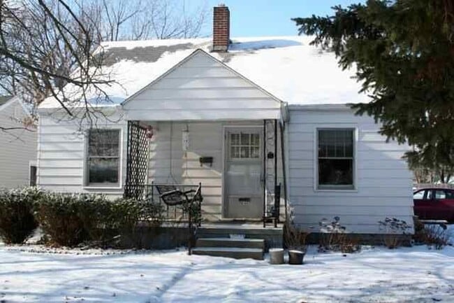 Building Photo - 2021 N Maplewood Ave