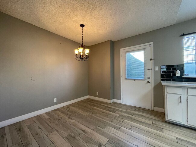 Building Photo - 2 BED 2 BATH TOWNHOUSE NEAR LAKE MEAD AND ...