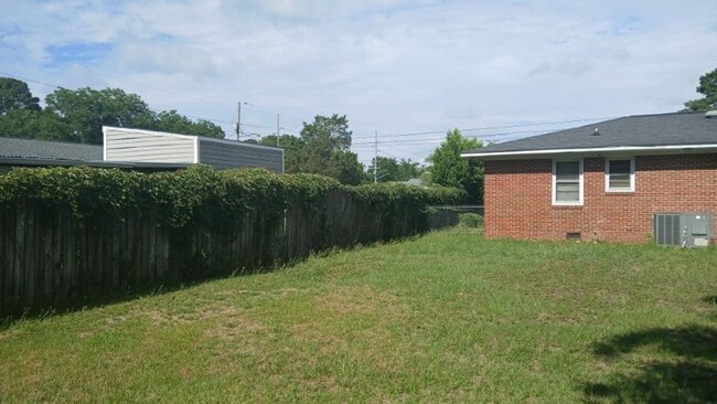 Building Photo - 3 Bed / 1 Bath Available in Lafayette Villiage!