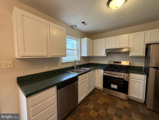 Building Photo - 4345 Normandy Ct