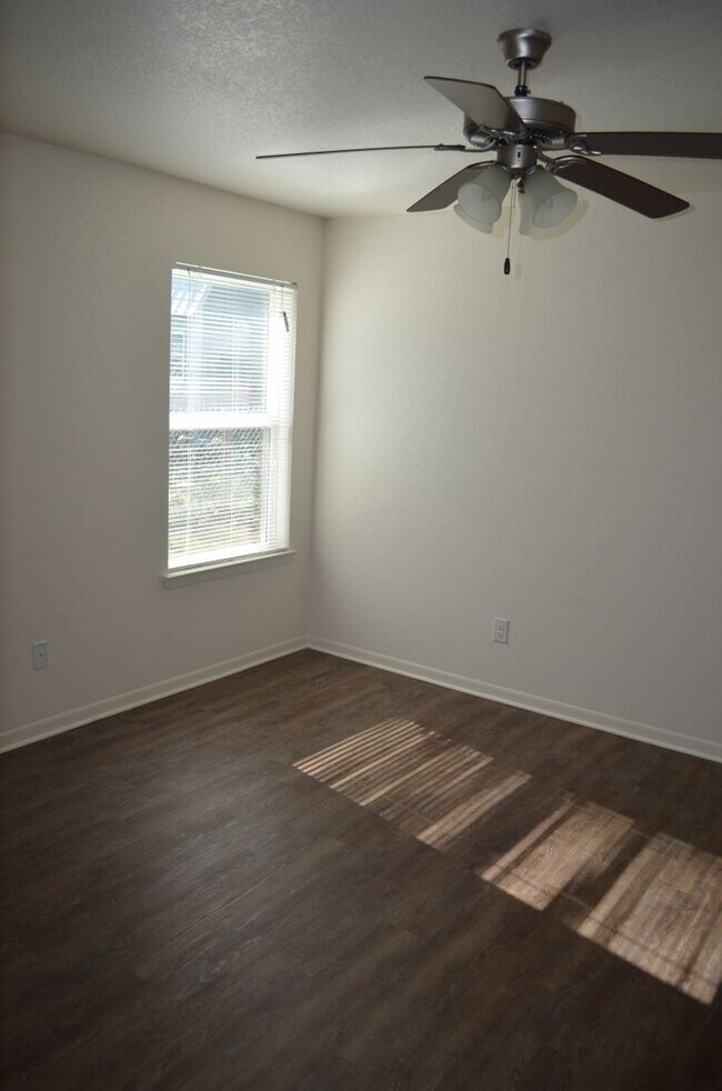 Building Photo - 400 Elbert Ln