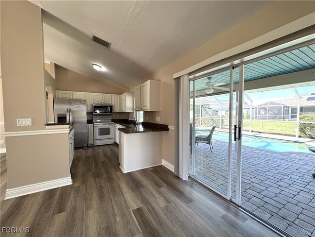 Building Photo - 2520 SW 11th Pl