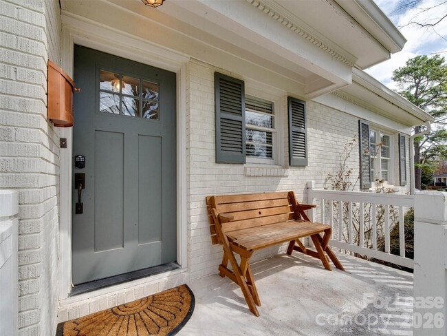 Building Photo - 3221 Sunset Dr