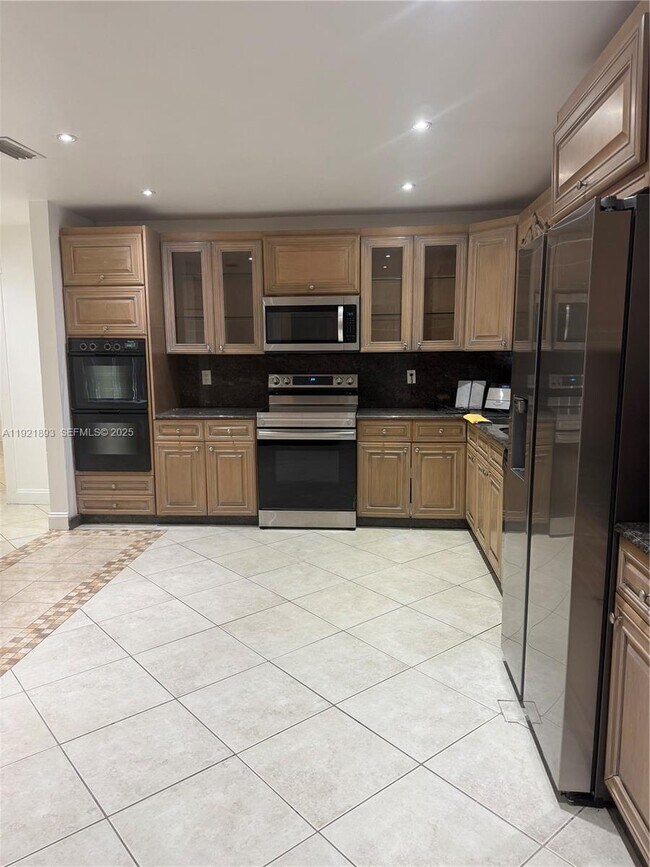 Building Photo - 640 N 71st Terrace