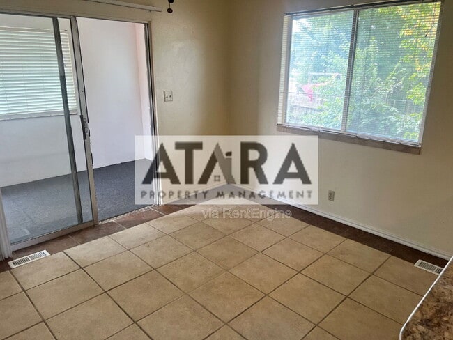 Building Photo - 270 Country Club Dr