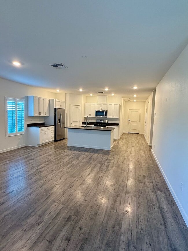 Building Photo - Beautiful 3 bedroom 2 bath w/Pool available in Orland!