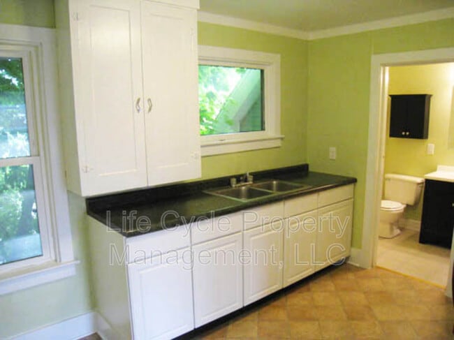 Building Photo - 815 College Ave NE