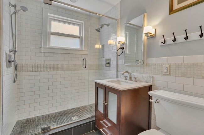 Building Photo - 40 Robin Rd