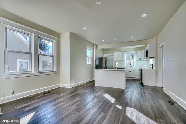 Building Photo - 6504 Rosemont Ave