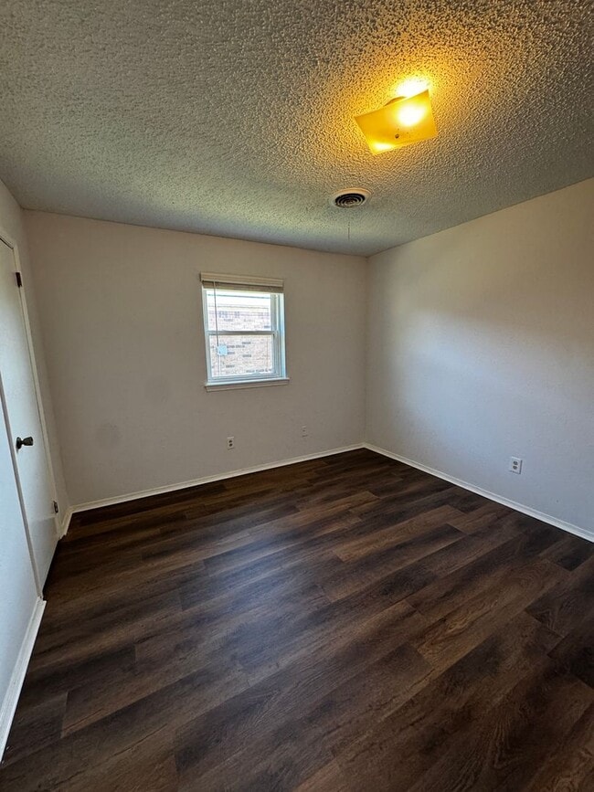 Building Photo - Redone Duplex spacious 2bedrrom 1 bathroom Hospital District