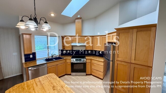 Building Photo - 140 NE Teri Ct