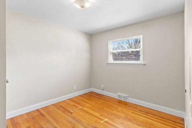 Building Photo - 840 Daniel Boone Dr