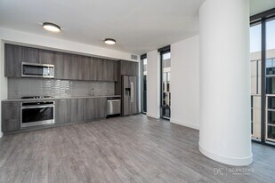 Building Photo - 823 W Madison St