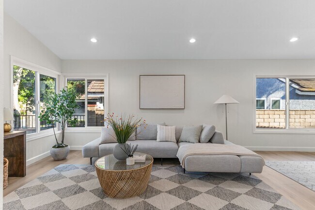 Building Photo - BEAUTIFULLY RENOVATED 4-BEDROOM HOME IN PH...