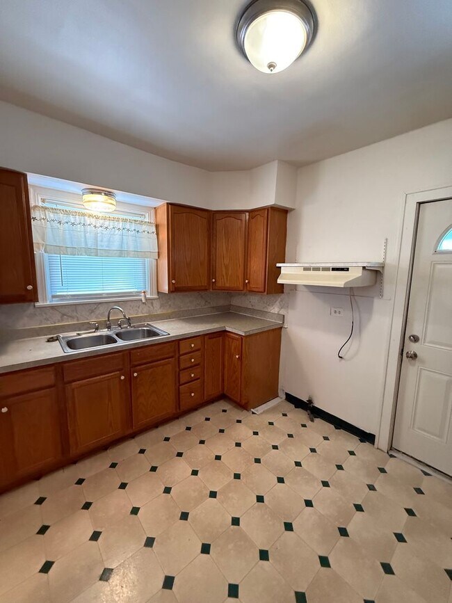 Building Photo - SECTION 8 AND EDEN ACCEPTED! Charming 2-Bedroom Home in the Heart of Akron!!