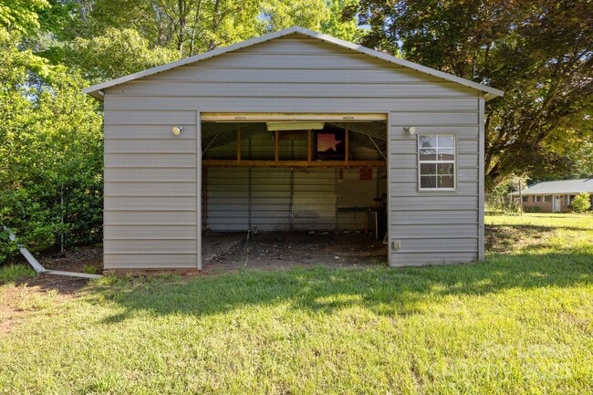 Building Photo - 136 Kent Dr
