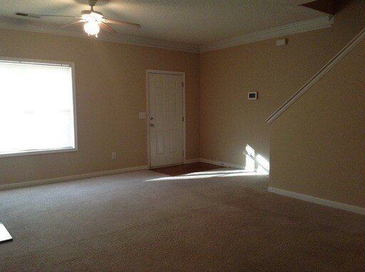Building Photo - Available Now! 3 bed, 3 bath!