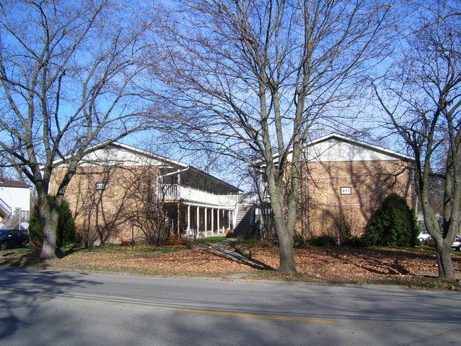 Primary Photo - Carriage House Apartments