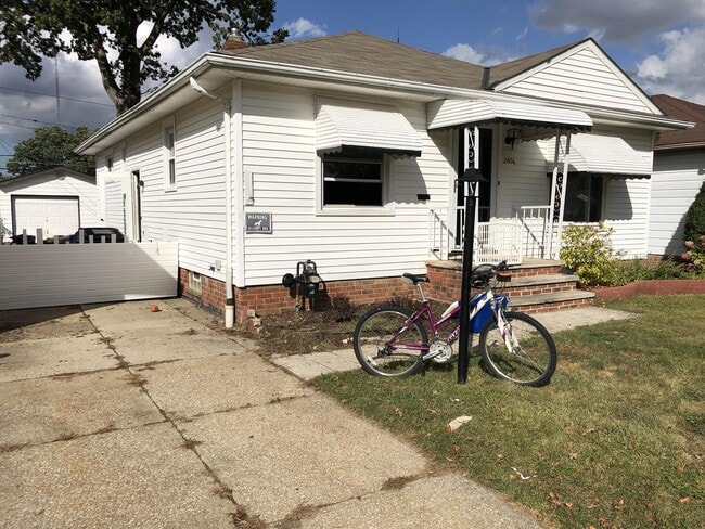 Building Photo - 2806 Klusner Ave