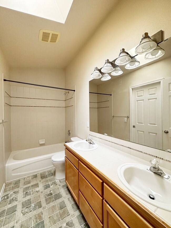Building Photo - 3bs/2.5ba Seattle Townhome