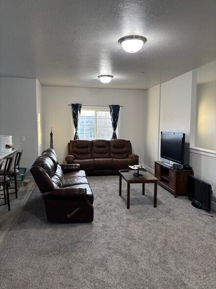 Building Photo - 180 W 1575 N