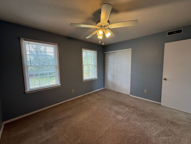 Building Photo - Nice 2 bedroom,  1.5 bath townhouse