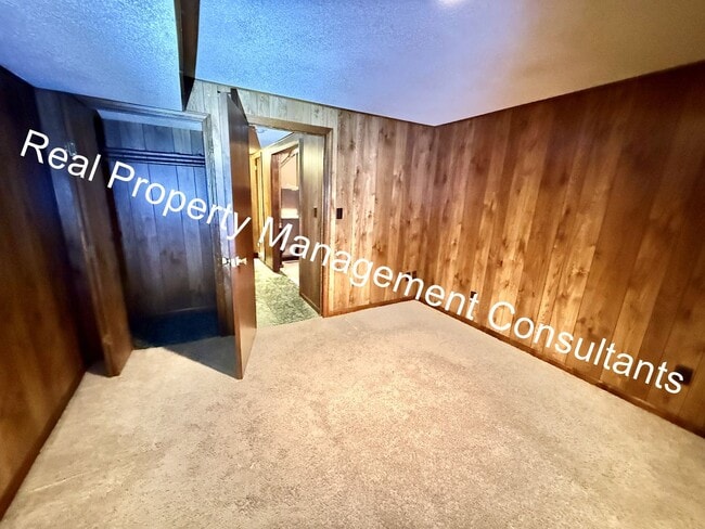 Building Photo - 3 bed 2.5 bath Private Oasis