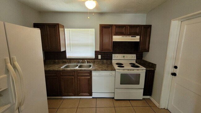 Building Photo - 2 Bedroom 1 Bath Home w/ Large Backyard fo...