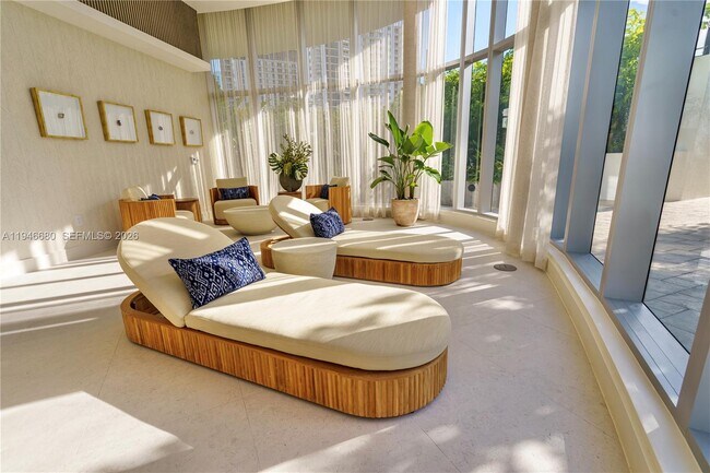 Building Photo - 700 NE 24th St