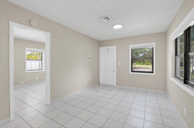 Building Photo - 3940 NW 5th Ave