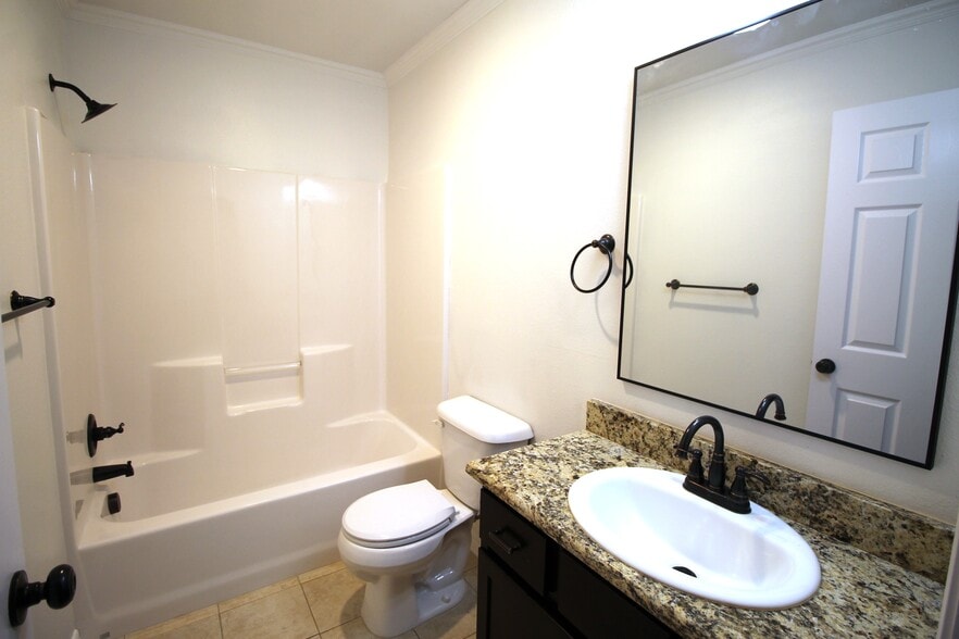 Building Photo - 935 /937 Robineta Ln
