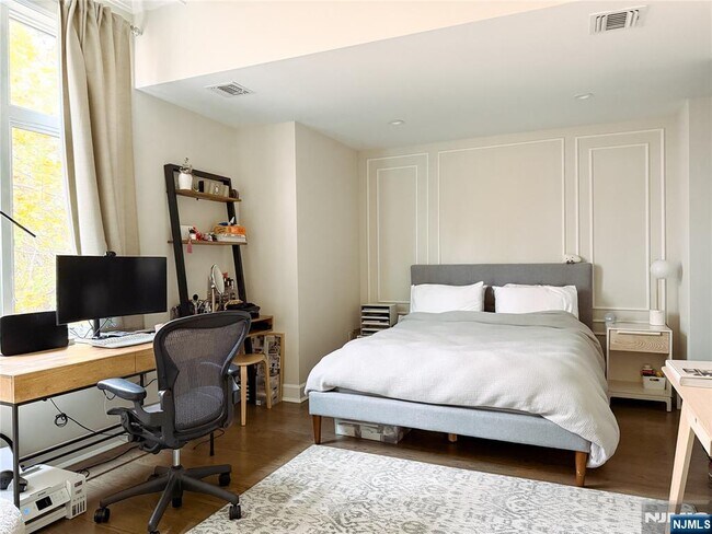 Building Photo - 555 Edgewater Ave