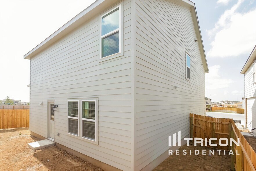 Building Photo - 1932 Bluethroat