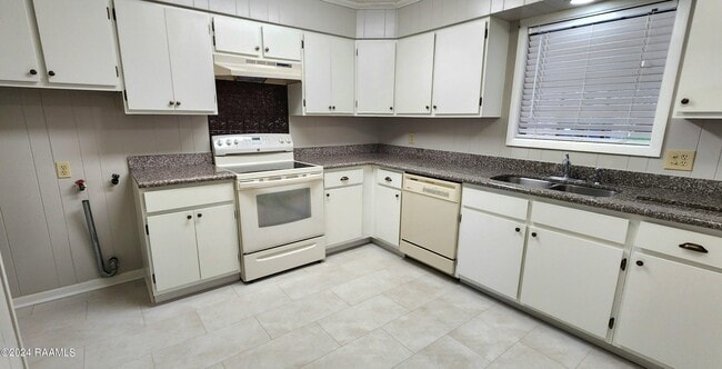 Building Photo - 403 Bell Downs Dr
