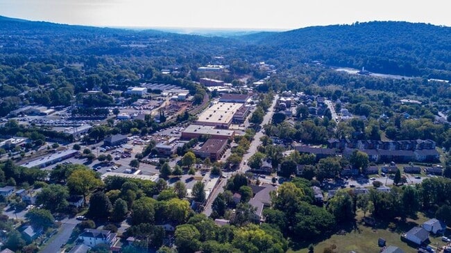 Building Photo - 1000 Monticello Rd