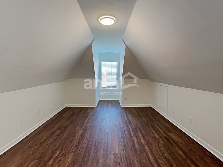 Building Photo - 2026 Oakbluff Way SW