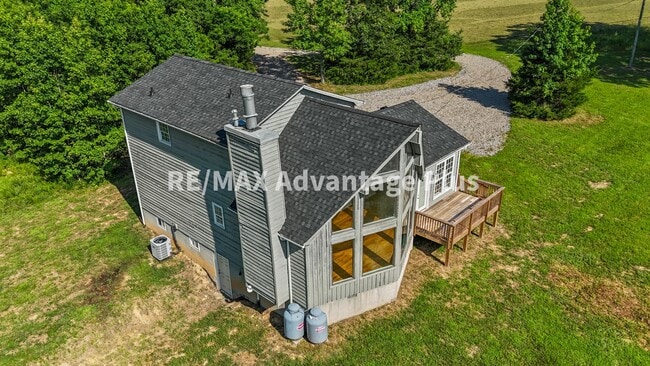 Building Photo - Picturesque 3-Bedroom Home with Cathedral ...