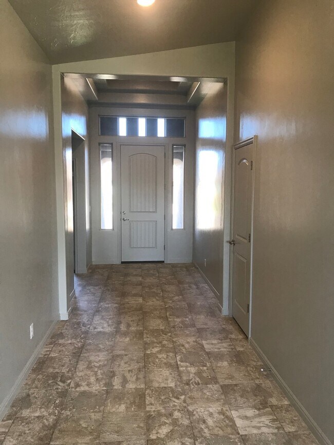 Building Photo - Beautiful Like New 4 bedroom home in Washi...