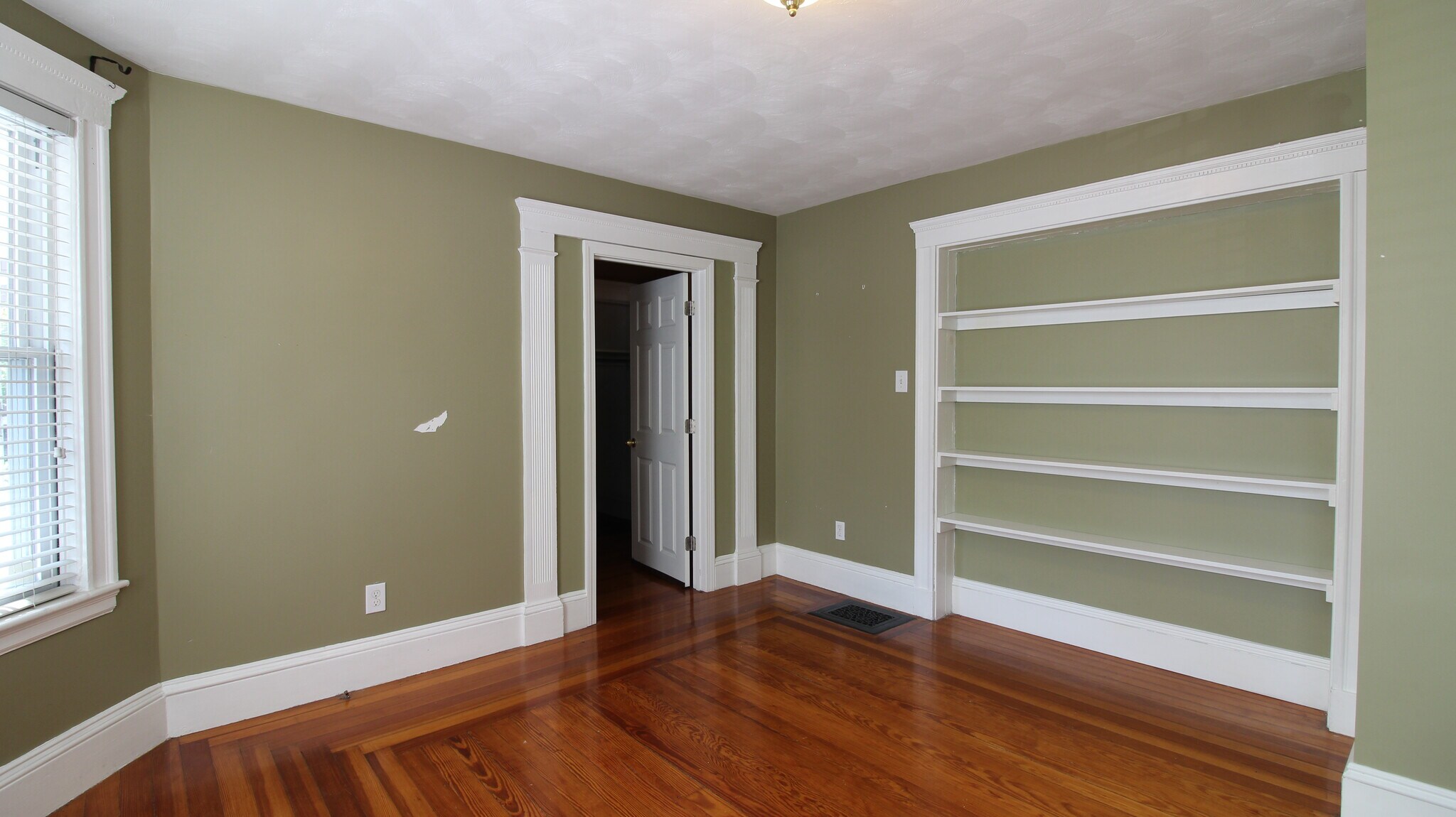 Building Photo - 162 Walnut St