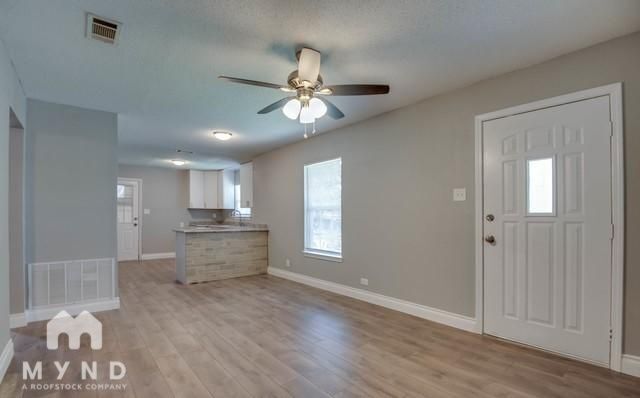 Building Photo - 150 Venice St