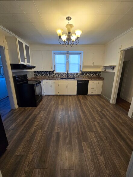 Kitchen - 154 Oak St