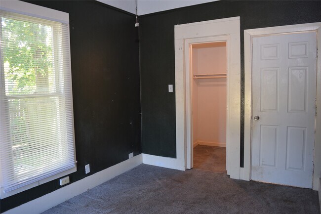 Building Photo - 815 6th Ave N