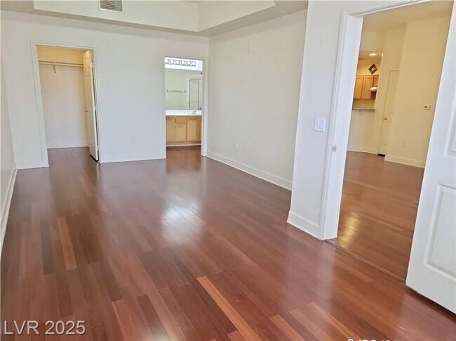 Building Photo - FABULOUS PARK AVENUE--MIDRISE LIVING!!